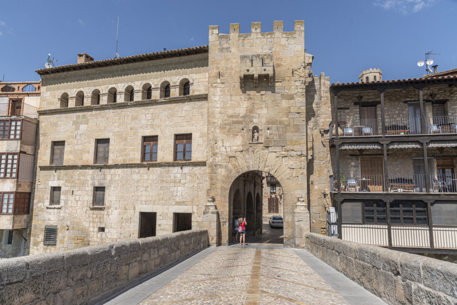 Teruel - Valderrobres 04 - Puente de Piedra y Puerta de San Roque.jpg